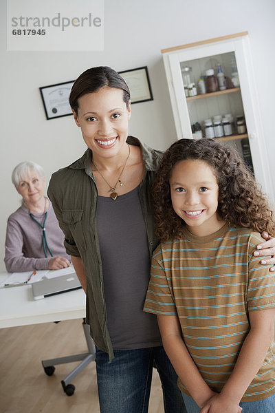 Büro  5-9 Jahre  5 bis 9 Jahre  Arzt  Mädchen  Mutter - Mensch