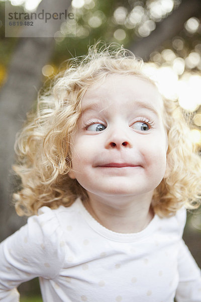 niedlich  süß  lieb  Portrait  ziehen  Humor  Außenaufnahme  5-6 Jahre  5 bis 6 Jahre  Mädchen  blond