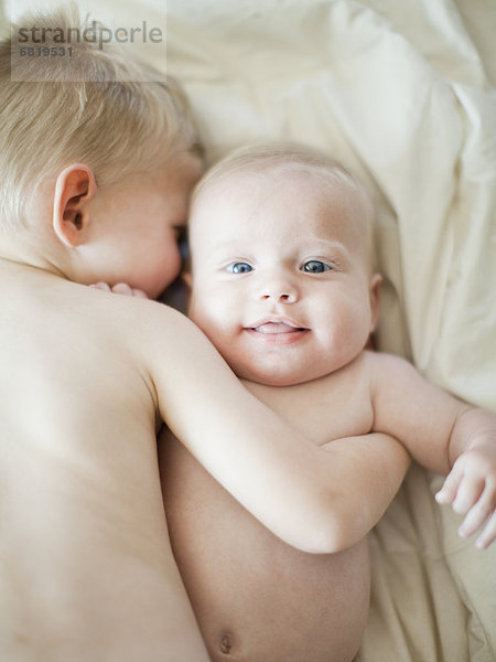 Fröhlichkeit  umarmen  Junge - Person  Bruder  jung  2-3 Jahre  2 bis 3 Jahre  Baby