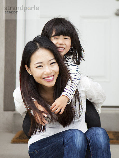 Frau  umarmen  lächeln  Tochter  5-6 Jahre  5 bis 6 Jahre