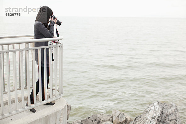 junge Frau junge Frauen nehmen Fotografie