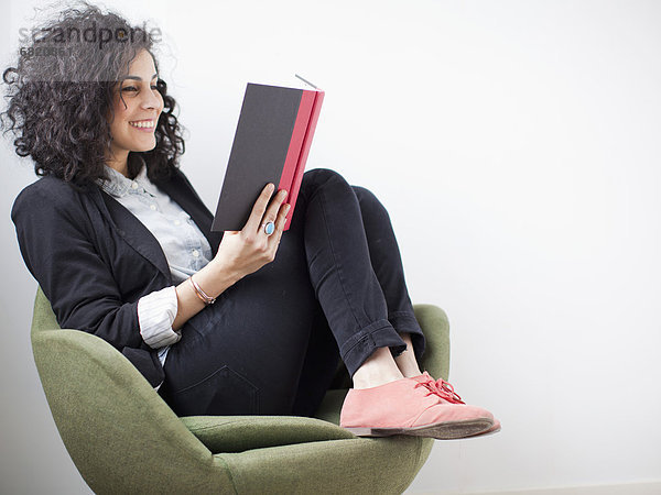 Frau  Fröhlichkeit  Buch  jung  schießen  Studioaufnahme  Taschenbuch  vorlesen