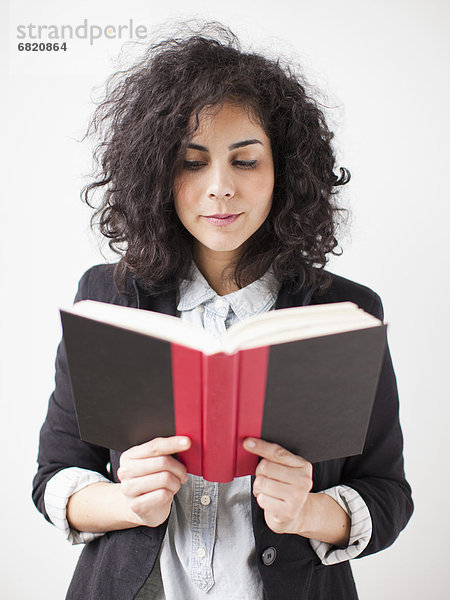 Frau  Buch  jung  Taschenbuch  vorlesen