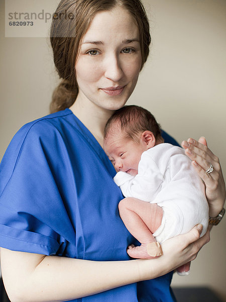 Portrait  Junge - Person  halten  jung  Baby