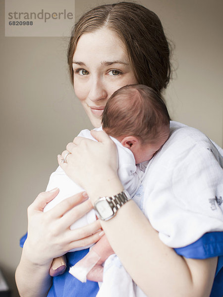 Portrait  Junge - Person  halten  jung  Baby