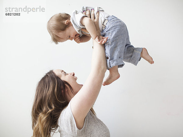 In der Luft schwebend  Junge - Person  heben  jung  Mutter - Mensch  Baby