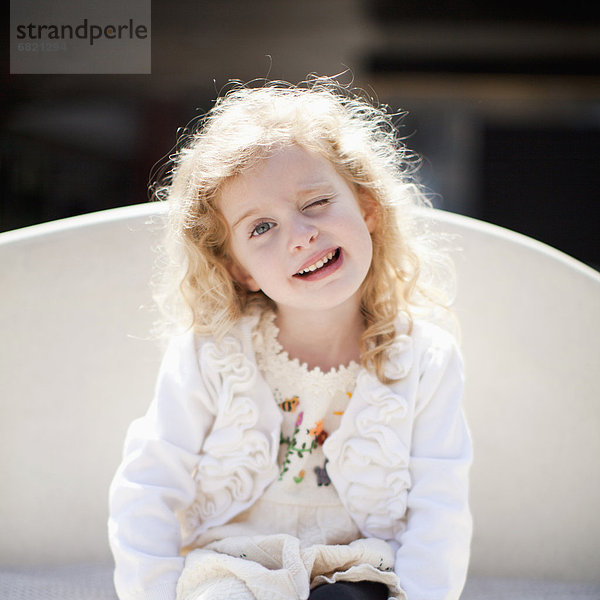 Portrait  Fröhlichkeit  jung  Außenaufnahme  5-6 Jahre  5 bis 6 Jahre  Mädchen