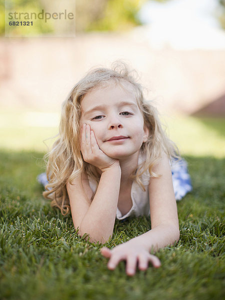 Portrait  Fröhlichkeit  jung  Außenaufnahme  5-6 Jahre  5 bis 6 Jahre  Mädchen