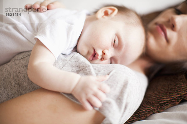 Zusammenhalt  schlafen  Mädchen  Mutter - Mensch  Baby