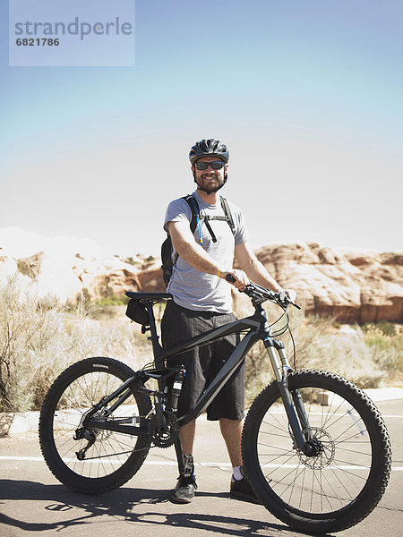 Vereinigte Staaten von Amerika  USA  Landschaftlich schön  landschaftlich reizvoll  Berg  Mann  Pose  Mittelpunkt  Fahrrad  Rad  Erwachsener  Moab  Utah
