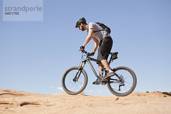 Vereinigte Staaten von Amerika  USA  Landschaftlich schön  landschaftlich reizvoll  Berg  Mann  fahren  Mittelpunkt  Fahrrad  Rad  Erwachsener  Moab  Utah