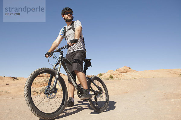 Vereinigte Staaten von Amerika  USA  Landschaftlich schön  landschaftlich reizvoll  Berg  Mann  fahren  Mittelpunkt  Fahrrad  Rad  Erwachsener  Moab  Utah