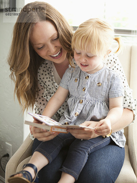 jung  2-3 Jahre  2 bis 3 Jahre  Mädchen  Mutter - Mensch  vorlesen