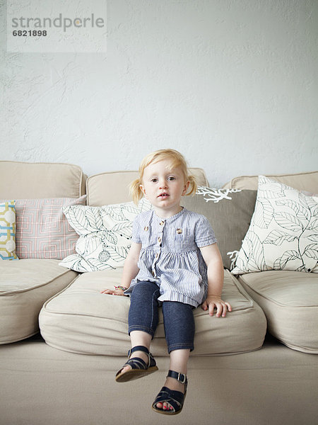 sitzend  Couch  2-3 Jahre  2 bis 3 Jahre  Mädchen