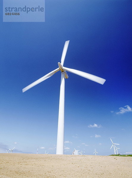 Windturbine Windrad Windräder Feld Japan