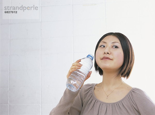 Wasser  Frau  halten  jung  Flasche  wegsehen