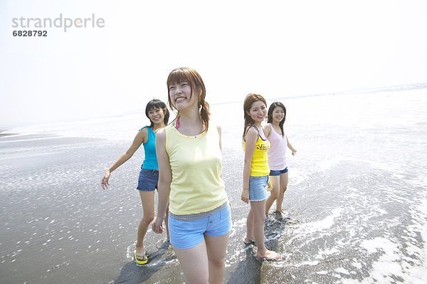 Vier Freunde am Strand