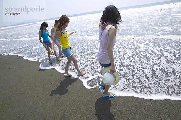 Vier Freunde am Strand