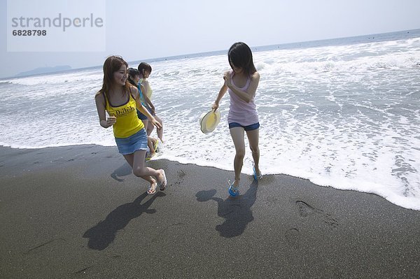 Vier Freunde am Strand