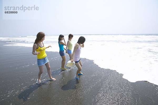 Vier Freunde am Strand