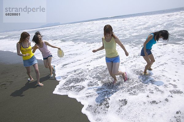 Vier Freunde am Strand