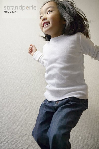 Kleines Mädchen springen