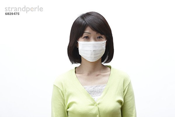 Frau trägt eine chirurgische Maske