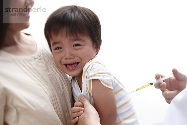 weinen  halten  Junge - Person  Impfung  Mutter - Mensch  Baby