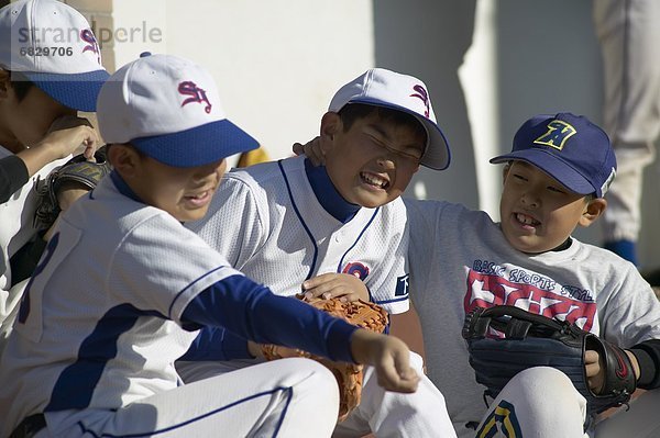Stufe  sitzend  lächeln  Junge - Person  Baseball