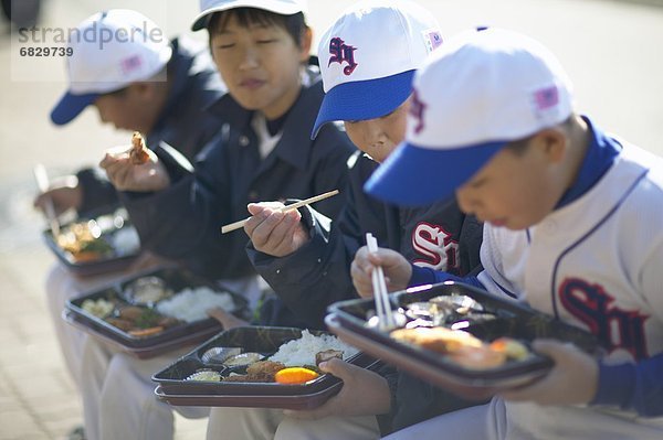 Junge - Person  Baseball  Mittagessen