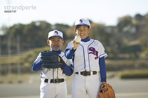 Portrait  lächeln  Junge - Person  Feld  Baseball