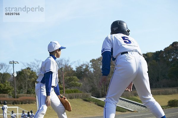 Jungs spielen baseball