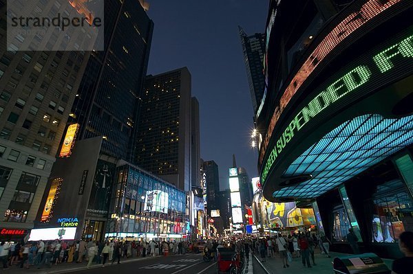 Times Square bei Nacht  New York City  USA