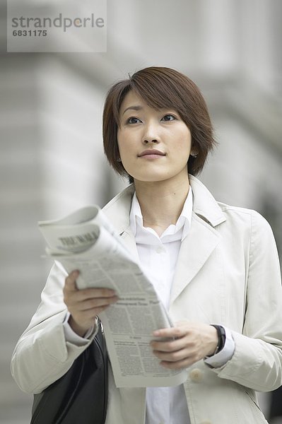 Geschäftsfrau mit Zeitung