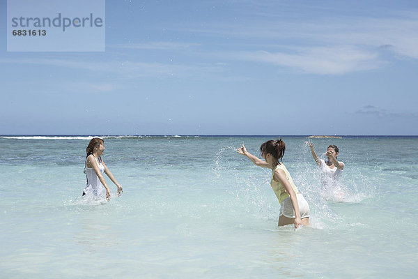 Vereinigte Staaten von Amerika  USA  Wasser  Frau  planschen  Meer  jung  Guam