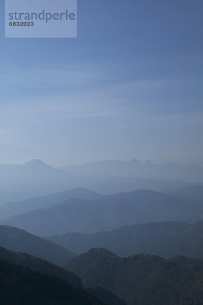 Gebirgszug im Nebel