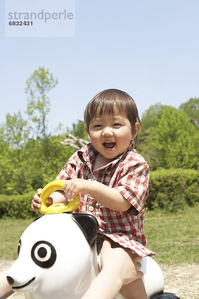 Junge - Person  fahren  Spielzeug  Baby  Panda