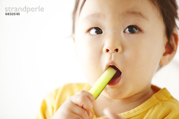 Junge - Person  Gurke  essen  essend  isst  Baby
