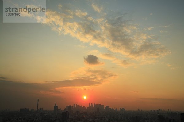 Landschaftlich schön  landschaftlich reizvoll  Richtung  Tischset  Großstadt  Hochhaus  Komplexität  Shinjuku  Sonne