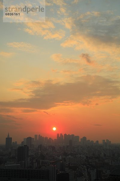 Landschaftlich schön  landschaftlich reizvoll  Richtung  Tischset  Großstadt  Hochhaus  Komplexität  Shinjuku  Sonne