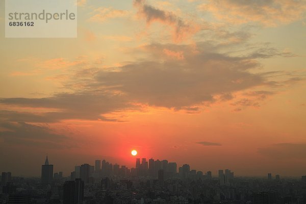 Landschaftlich schön  landschaftlich reizvoll  Richtung  Tischset  Großstadt  Hochhaus  Komplexität  Shinjuku  Sonne