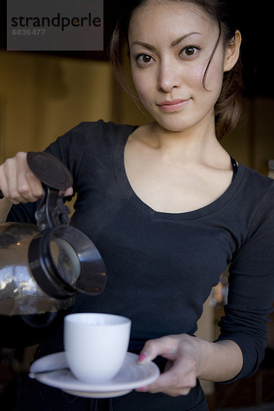 Frau  eingießen  einschenken  jung  Kaffee