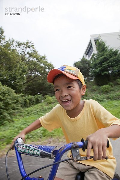 Junge - Person  fahren  Fahrrad  Rad