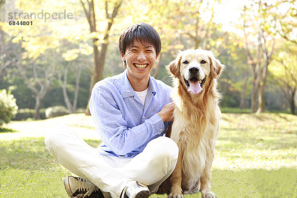 sitzend  Mann  Hund  jung