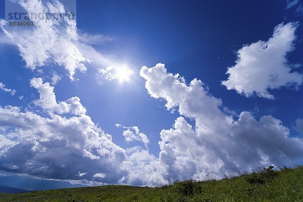 beleuchtet  Wolke  Himmel  über  blau  Wiese  Nagano  Japan  Sonne