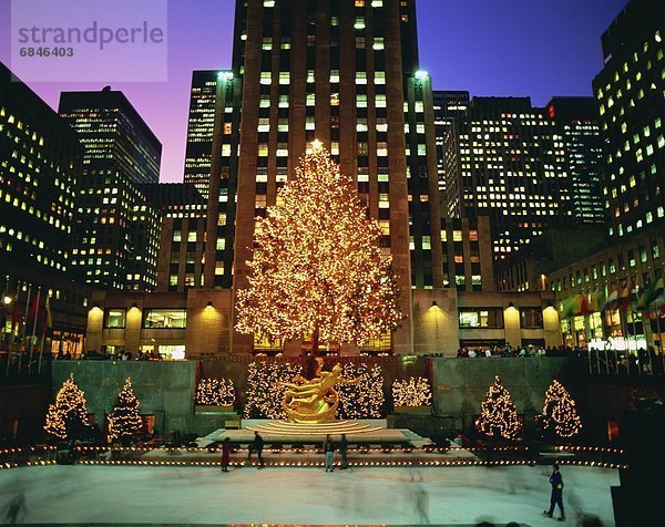 Vereinigte Staaten von Amerika  USA  Inlineskater  Einkaufszentrum  New York City  Baum  Eis  Weihnachten