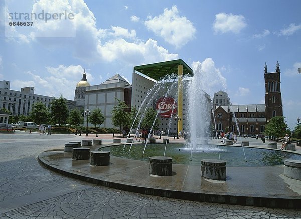 Vereinigte Staaten von Amerika  USA  Springbrunnen  Brunnen  Fontäne  Fontänen  frontal  Museum  Atlanta  Cola  Zierbrunnen  Brunnen