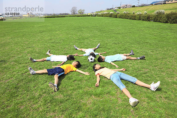 liegend  liegen  liegt  liegendes  liegender  liegende  daliegen  Feld  Fußball  Ball Spielzeug  Tokyo  Hauptstadt  Japan