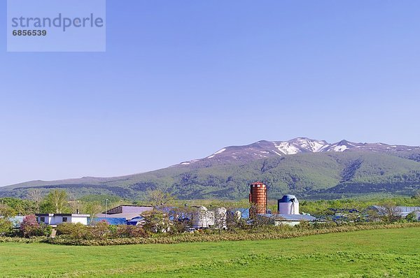 Bauernhaus  Berg  Schneedecke  Hintergrund  Hokkaido  Japan  Silo