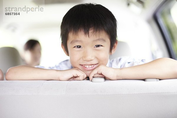 sitzend  lächeln  Junge - Person  Auto  jung  japanisch